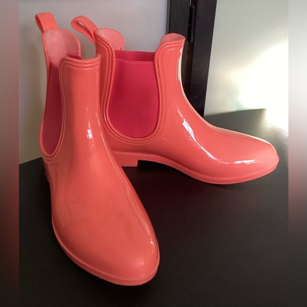 Chelsea lightweight rain boots. Size 6